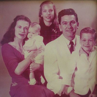 Vickie Lynn Swayze along with her father Jesse Wayne Swayze and Patsy Yvonne Helen Swayze and two siblings. 